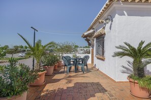 Outdoor dining - Holiday Home 'Preciosa Casa En Conil' with Private Terrace, Wi-Fi and Air Conditioning (Conil de la Frontera)