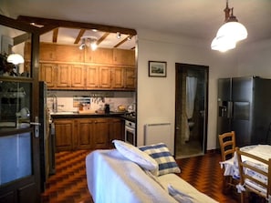 Interior - Air-conditioned villa in the Luberon countryside, with fenced pool, pets allowed (2). (LIOUX)