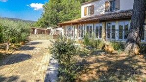 A traditional villa with a paved courtyard, stone walls, and a view of the surrounding landscape. - Air-conditioned villa in the Luberon countryside, with fenced pool, pets allowed (2). (LIOUX)