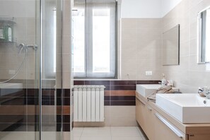 Ducha, secador de pelo, toallas