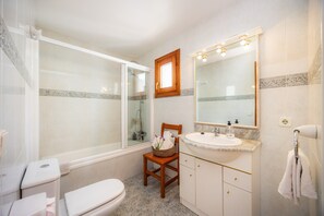 Shower, towels