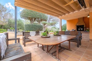Outdoor dining - Holiday Home 'Alegria' with Mountain View, Private Pool and Wi-Fi (Palma)