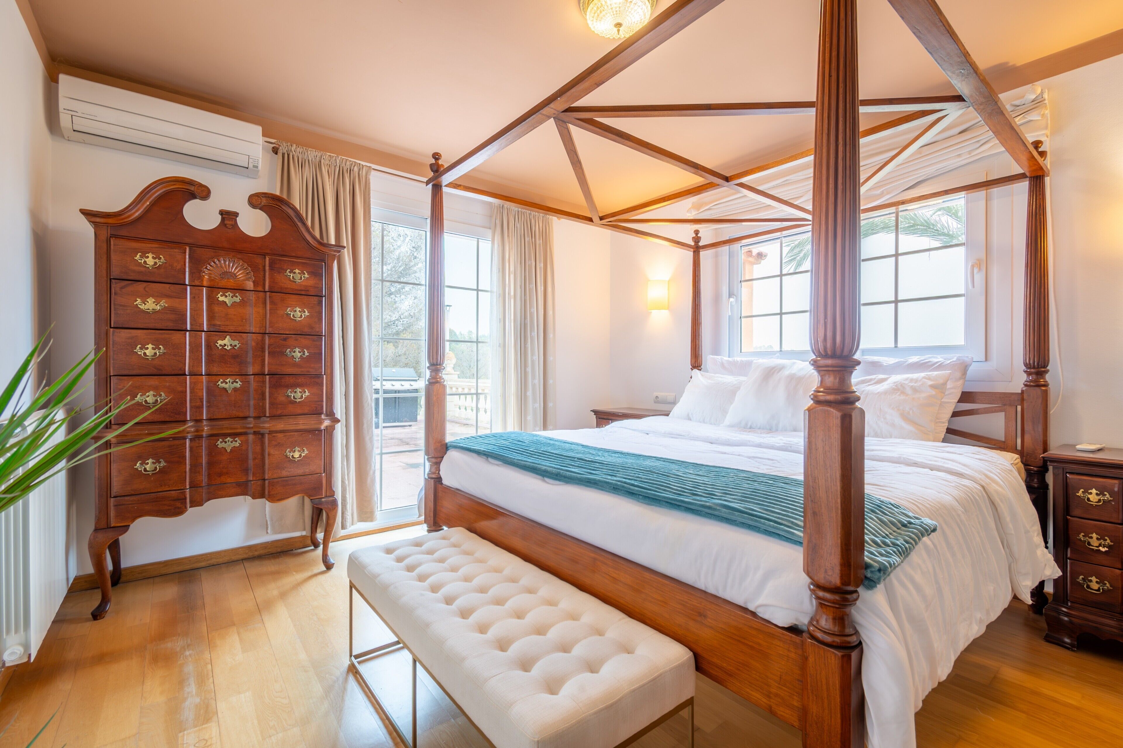 4 makuuhuonetta, silitysrauta/-lauta, ilmainen Wi-Fi, vuodevaatteet