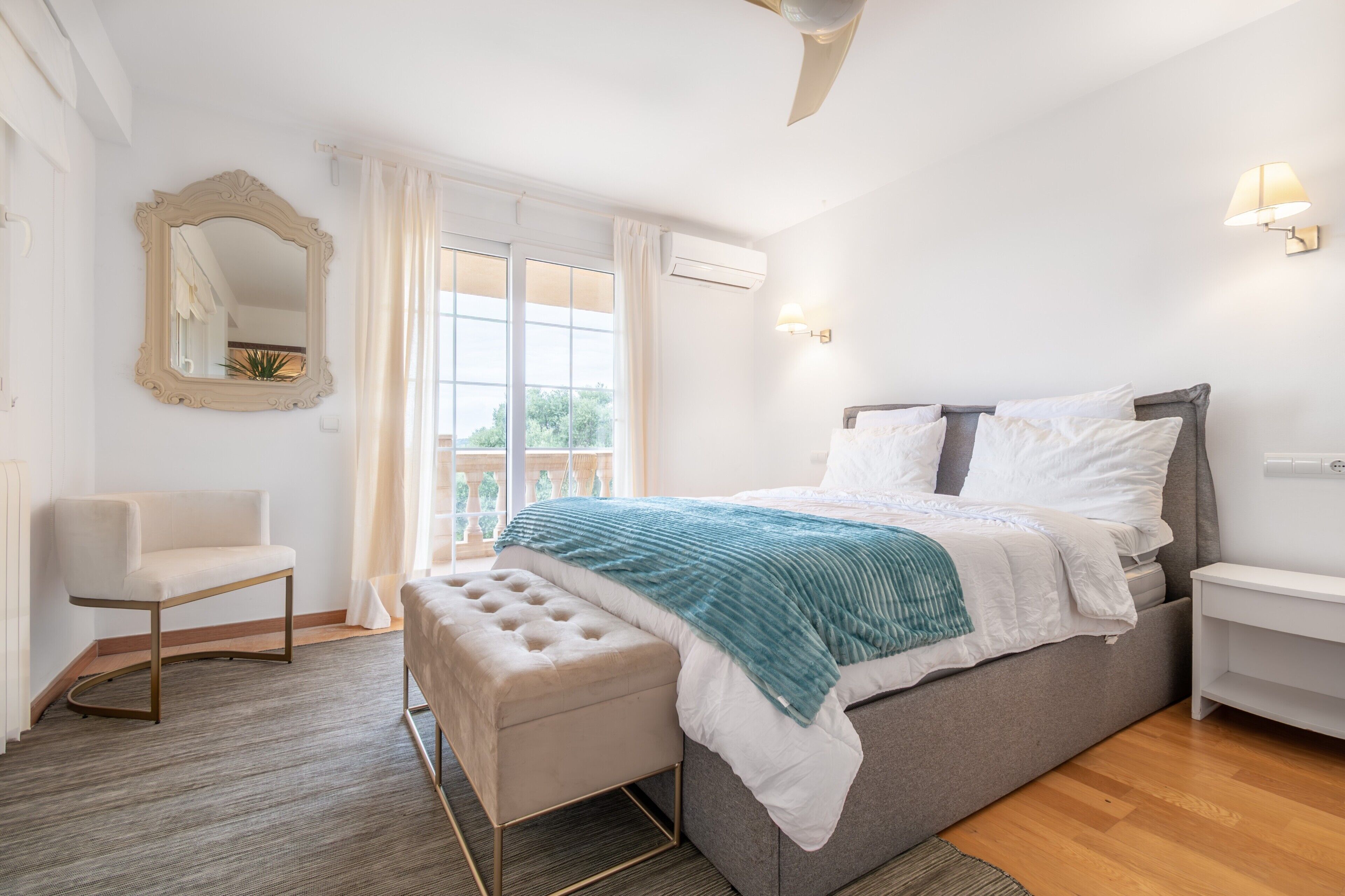 4 makuuhuonetta, silitysrauta/-lauta, ilmainen Wi-Fi, vuodevaatteet