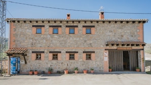 A stone building with a sign reading 'Casa las Casas.' - Country House 'Las Eras De Riofrio' with Mountain View, Private Pool and Wi-Fi (Riofrio)