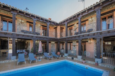 Casa rural 'Las Eras De Riofrio' con vistas a la montaña, piscina privada y Wi-Fi