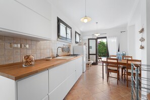 Réfrigérateur, micro-ondes, plaque de cuisson, lave-vaisselle