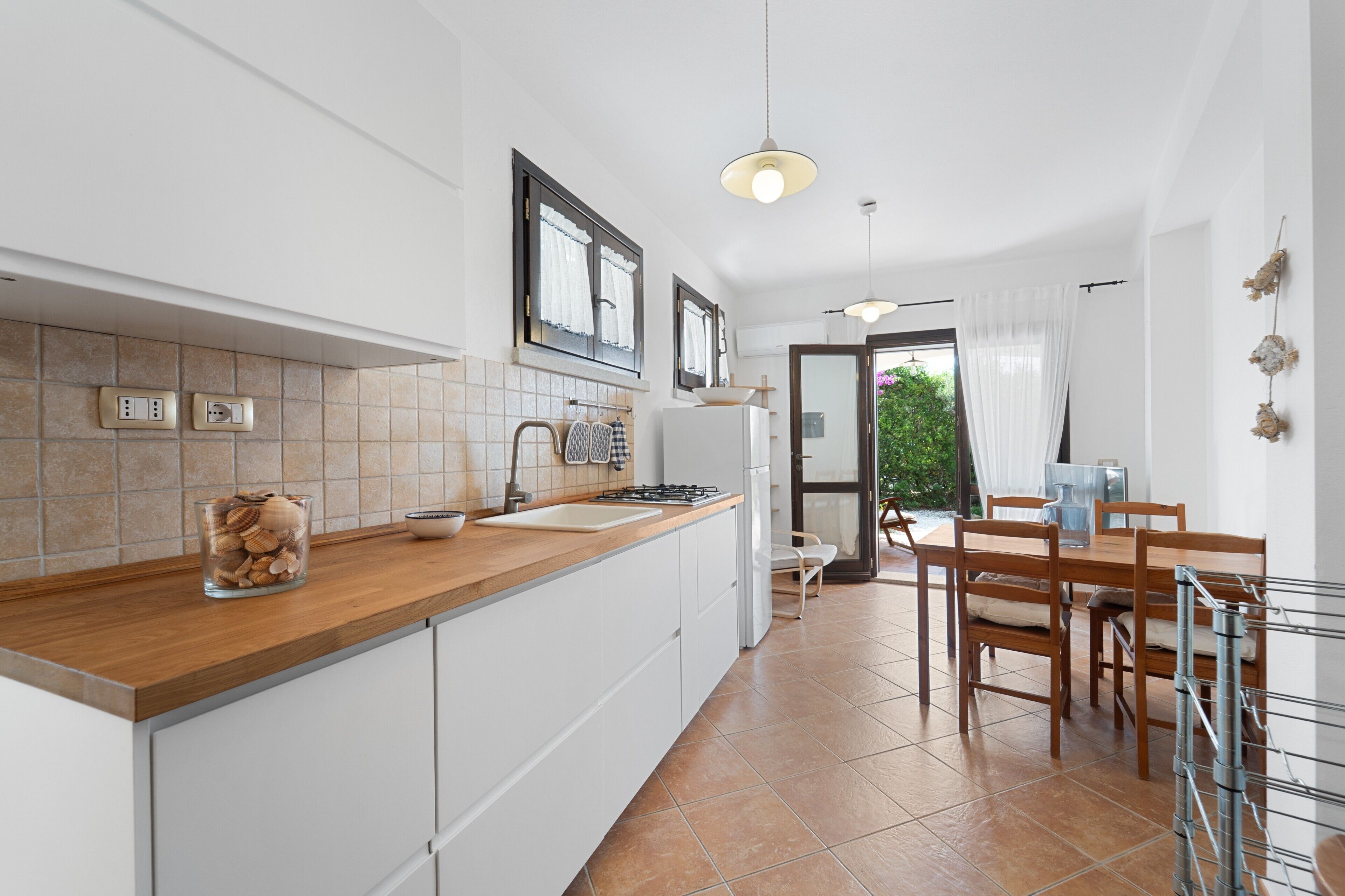 Réfrigérateur, micro-ondes, plaque de cuisson, lave-vaisselle