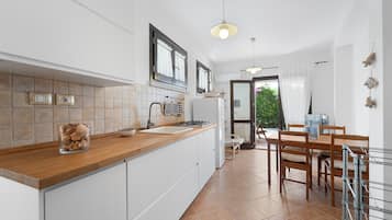 KylskÄp, mikrovÄgsugn, spishÀll och diskmaskin