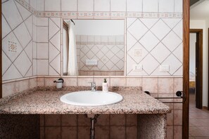 Douche, sèche-cheveux, serviettes fournies
