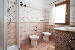 Douche, sèche-cheveux, serviettes fournies