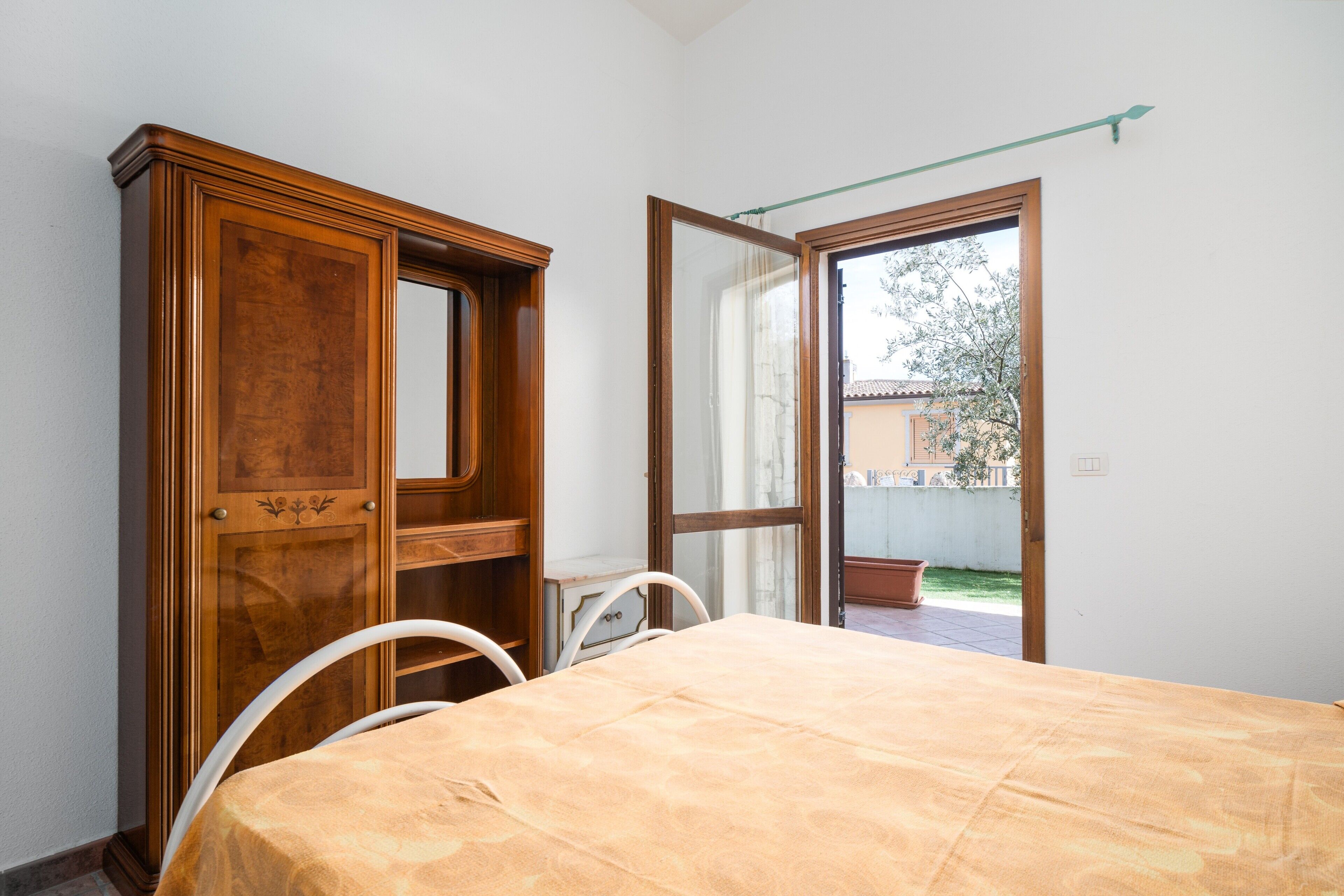 2 bedrooms, iron/ironing board, bed sheets