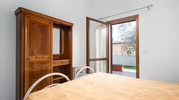 2 bedrooms, iron/ironing board, bed sheets