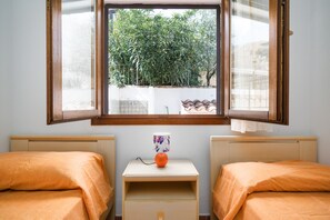 2 slaapkamers, een strijkplank/strijkijzer, beddengoed