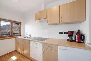 Fridge, stovetop, dishwasher, coffee/tea maker