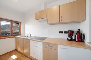 Fridge, stovetop, dishwasher, coffee/tea maker