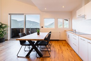 Dining - Apartment 'Preiss Type B' with Mountain View, Balcony and Wi-Fi (Schenna)