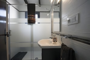 Shower, towels