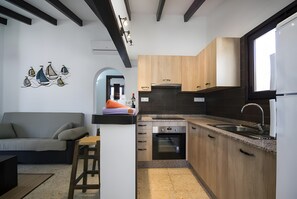 Een moderne keuken met houten kastjes, een ingebouwde oven en een bar.