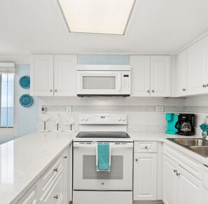 Een koelkast, een microgolfoven, een oven, een kookplaat