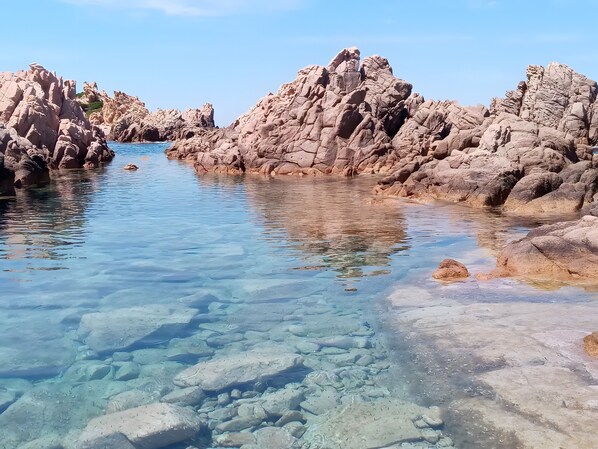 Una costa rocosa con aguas cristalinas.