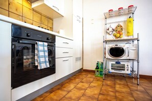 Een koelkast, een oven, een kookplaat, een koffiezetapparaat/waterkoker
