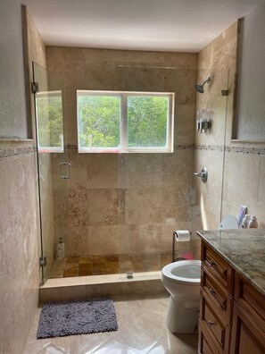 Douche, sèche-cheveux, serviettes fournies, savon