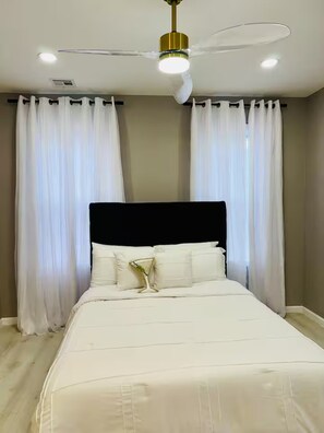 奢华套房, 露台 | 笔记本电脑工作区、熨斗/熨衣板、免费 WiFi