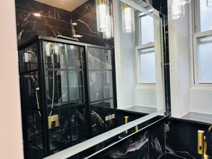 Luxury-Penthouse, Terrasse | Badezimmer | Duschwanne, Haartrockner, Handtücher, Seife