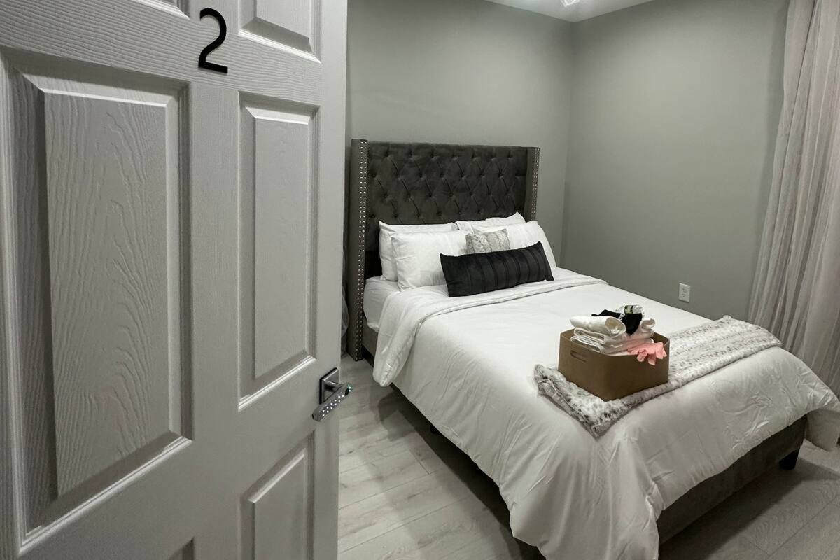 Luxury Suite, Patio | Laptop workspace, iron/ironing board, WiFi (free)