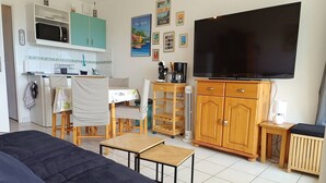 A compact living space with a kitchenette, a dining area, a television, and a sofa. - Splendid sea view for this T2 in residence with swimming pool - 4GOEL248 (SAINT CYPRIEN PLAGE)