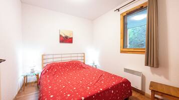 1 bedroom, free WiFi, bed sheets