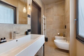 Douche, séchoir à cheveux, serviettes fournies
