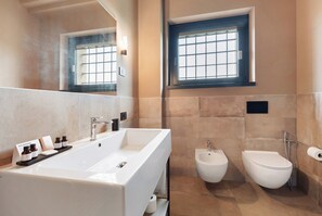 Een douche, een haardroger, handdoeken