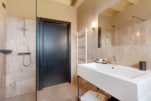 Shower, hair dryer, towels