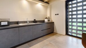 Una cocina moderna con una isla grande, un fregadero y una ventana con vistas.