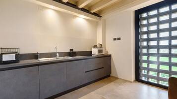 Kühlschrank, Mikrowelle, Herdplatte, Wasserkocher