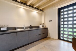 Fridge, microwave, stovetop, electric kettle - Apartment 'Agr Casa Pezzo 1' with Shared Pool, Wi-Fi and Air Conditioning (Castelnuovo del Garda)