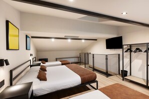 A modern hotel room with a lofted sleeping area, a TV, a wardrobe, and a balcony. - Apartment 'Agr Casa Pezzo 2' with Shared Pool, Wi-Fi and Air Conditioning (Castelnuovo del Garda)