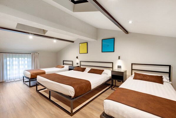 A hotel room with three beds, a skylight, and two wall-mounted nightstands. - Apartment 'Agr Casa Pezzo 2' with Shared Pool, Wi-Fi and Air Conditioning (Castelnuovo del Garda)