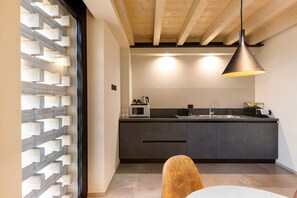 Kylskåp, mikrovågsugn, spishäll och vattenkokare