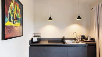 Jääkaappi, mikroaaltouuni, liesi, vedenkeitin