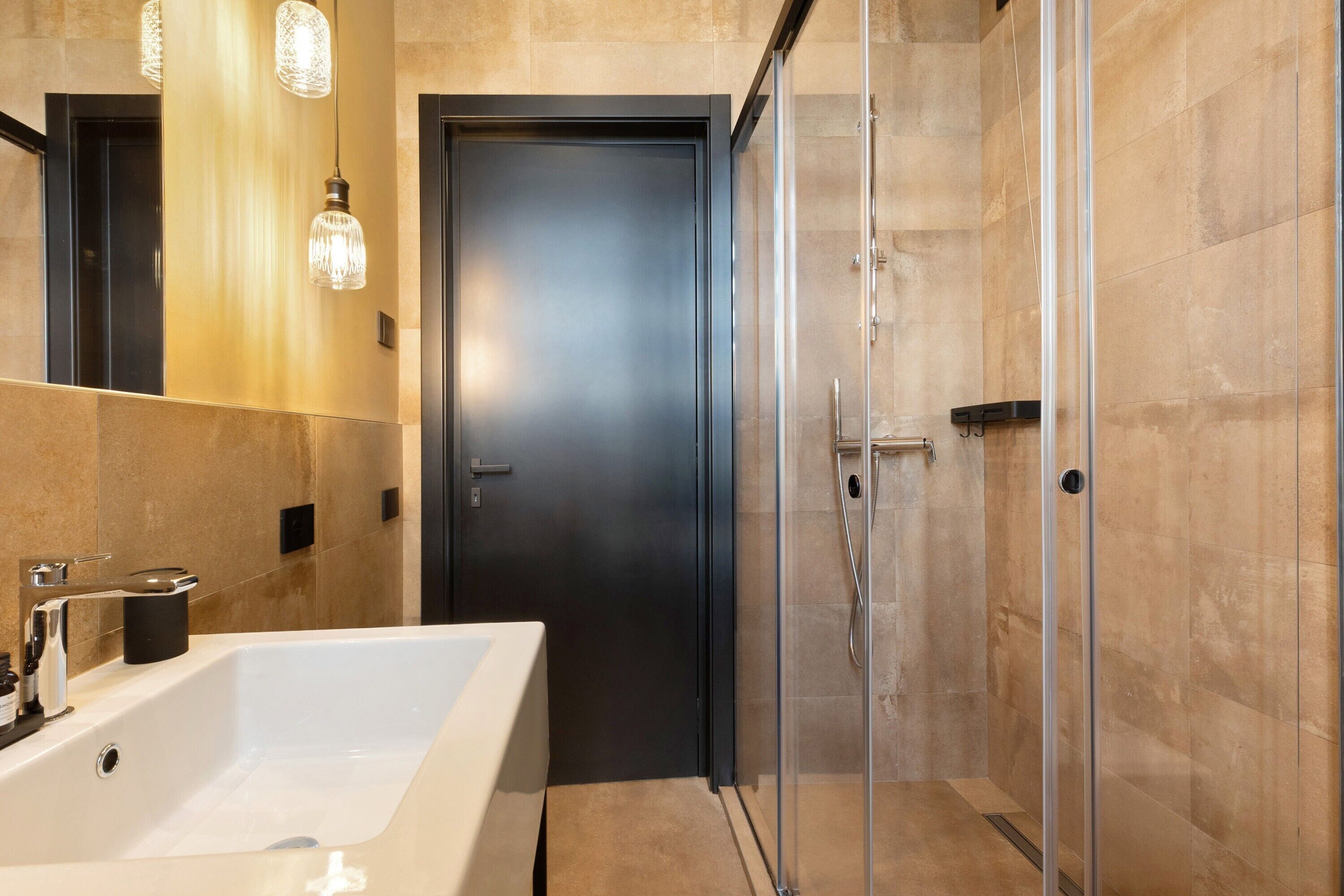 Een douche, een haardroger, handdoeken