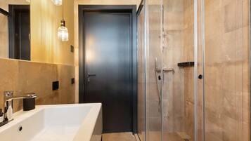 Een douche, een haardroger, handdoeken