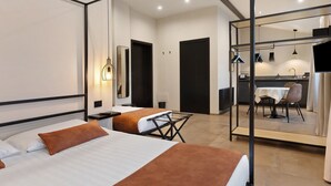 Ein Hotelzimmer mit Bett, Schreibtisch, Stuhl, Spiegel und einer Küchenzeile.