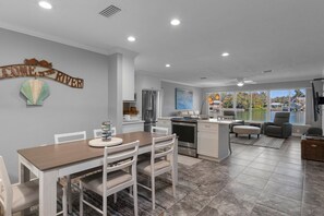 Dining - Bring your own boat l Waterfront with dock l Sleeps 9 (Crystal River)