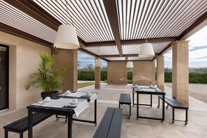 Outdoor dining - Room 'Agr Casa Pezzo Triple Room 2' with Shared Pool, Wi-Fi and Air Conditioning (Castelnuovo del Garda)