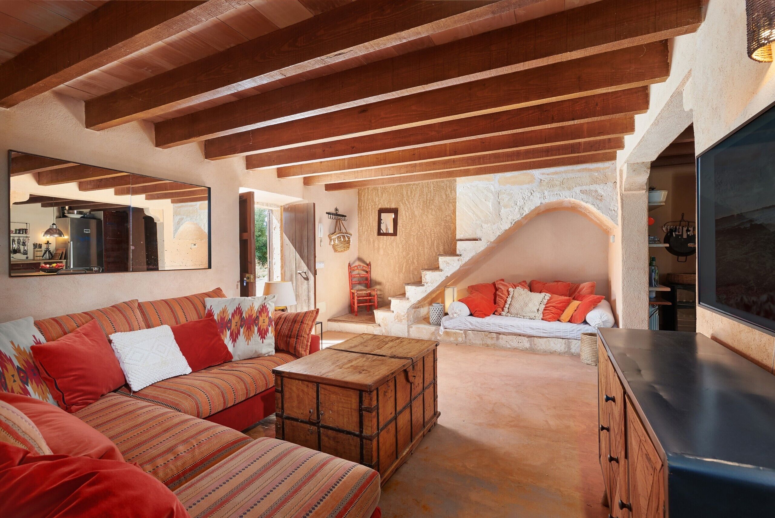 Télévision, cheminée, lecteur de DVD