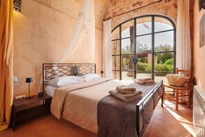 5 bedrooms, iron/ironing board, free WiFi, bed sheets
