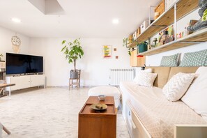 TV - Holiday Home 'Son Aloui' with Mountain Views, Shared Pool and Wi-Fi (Unknown)